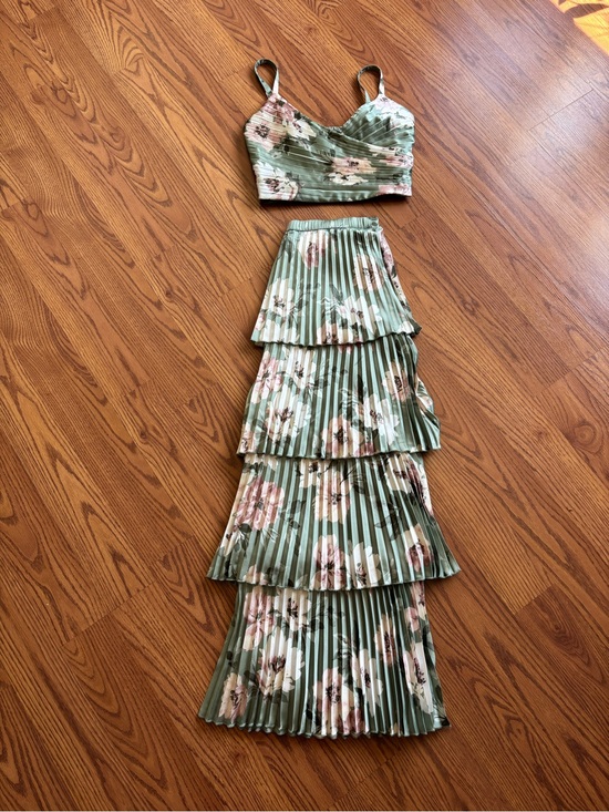 Abercrombie & Fitch Dresses & Skirts - Abercrombie & Fitch Green Floral Pleated Tiered crop top maxi set